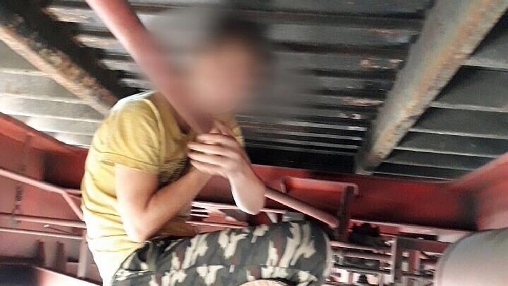 Polícia našla ilegálnych imigrantov pod vlakovým vozňom.