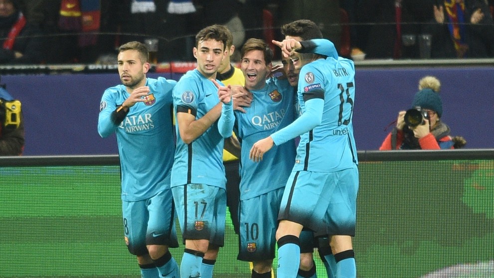 Na snímke hráči Barcelony oslavujú s Lionelom Messim gól 