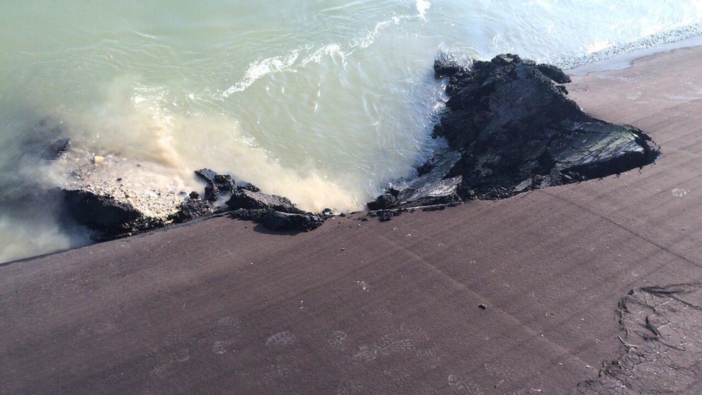 Plavidlo poškodilo pravý breh Dunaja.