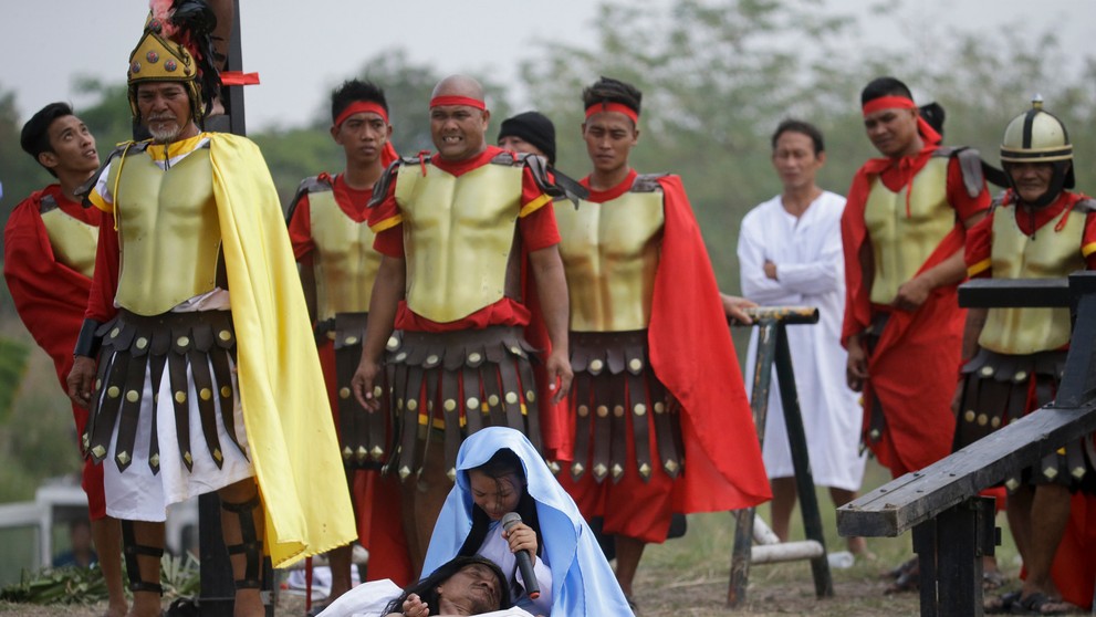 Ukrižovanie na Filipínach podľa vzoru Ježiša Krista. 