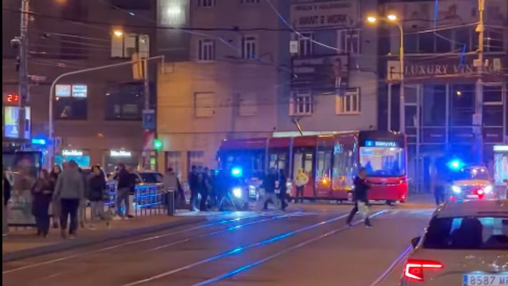 Dráma v centre Bratislavy. Unikajúce auto demolovalo všetko, čo mu prišlo do cesty.