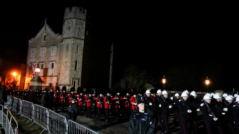 Briti sa lúčia s kráľovnou a na bezpečnosť dohliada aj polícia.