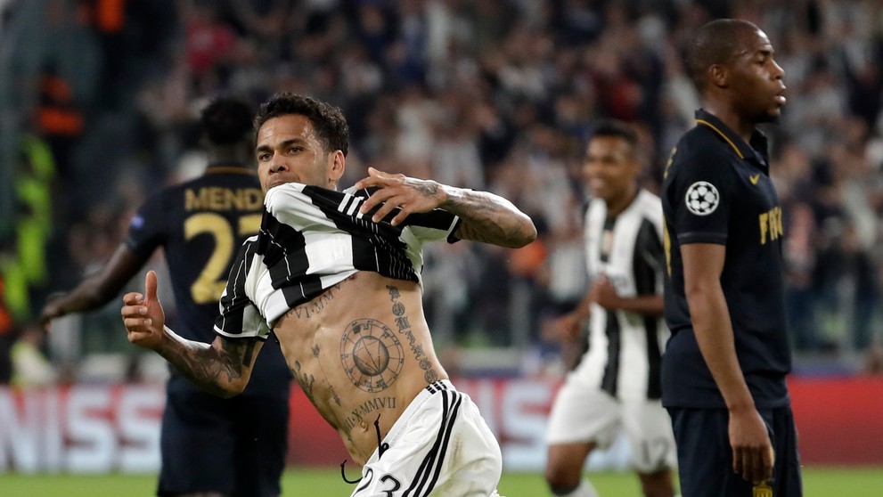 Kouč Slovenska Zdeno Cíger (vľavo) v debate s asistentom Júliusom Šuplerom počas duelu s Dánskom na MS 2017.