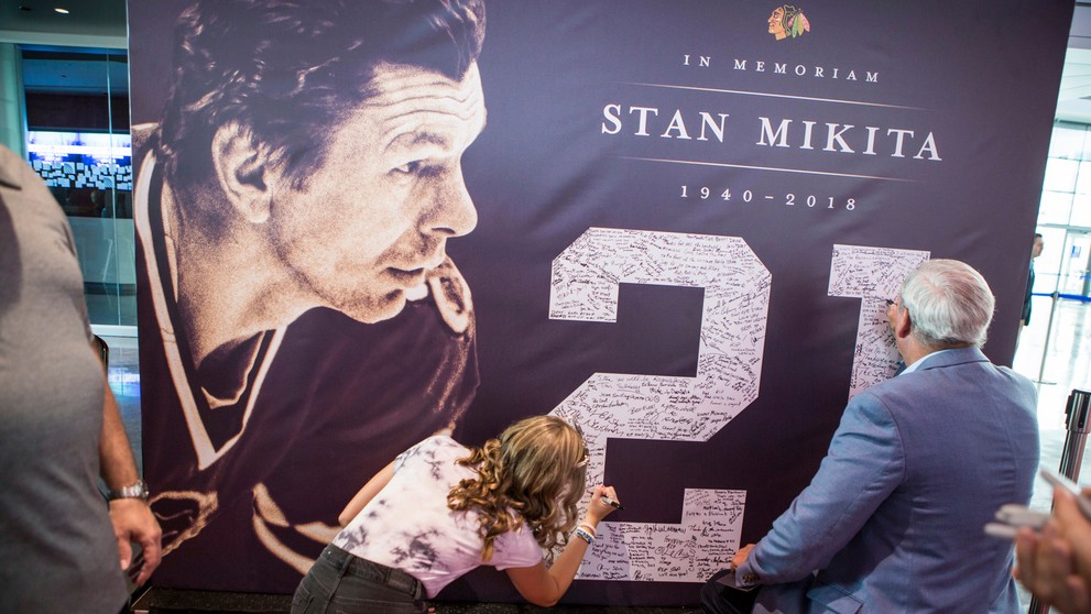 Priaznivci sa podpisujú na stenu počas rozlúčky so Stanom Mikitom.