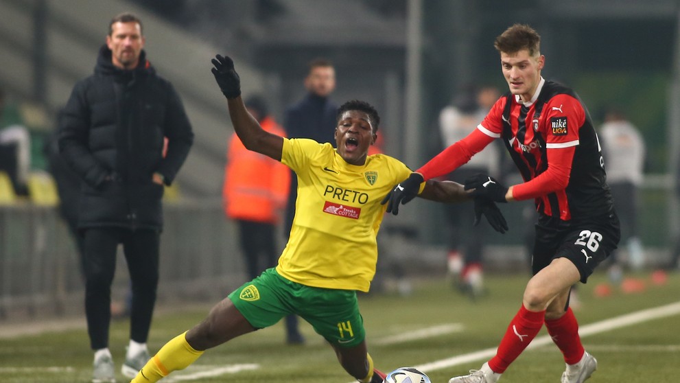 Zľava v súboji o loptu Eric Bile (Žilina) a Sebastian Kóša (Trnava) v 17. kole Niké ligy.