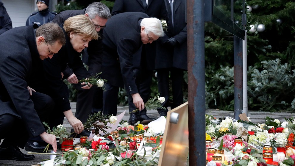 Starosta Berlína Michael Mueller, kancelárka Angela Merkelová a ministri Thomas de Maiziere a Frank-Walter Steinmeier si uctili