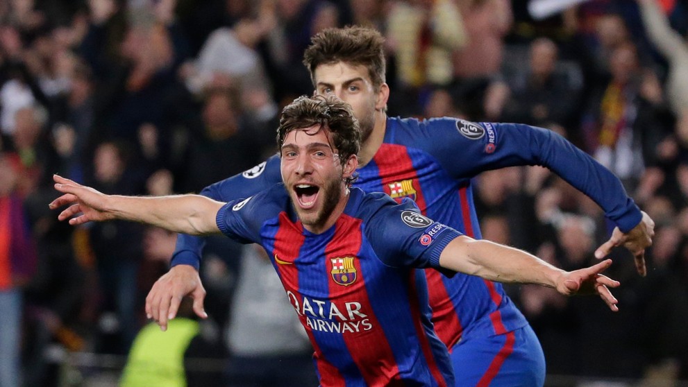 Sergi Roberto (v popredí) jasá po góle do siete PSG v odvete osemfinále LM.
