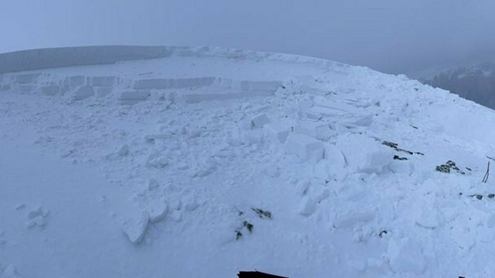 Preventívny odstrel lavíny v Západných Tatrách.
