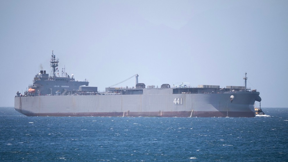 Iránska základňová loď IRIS Makran.