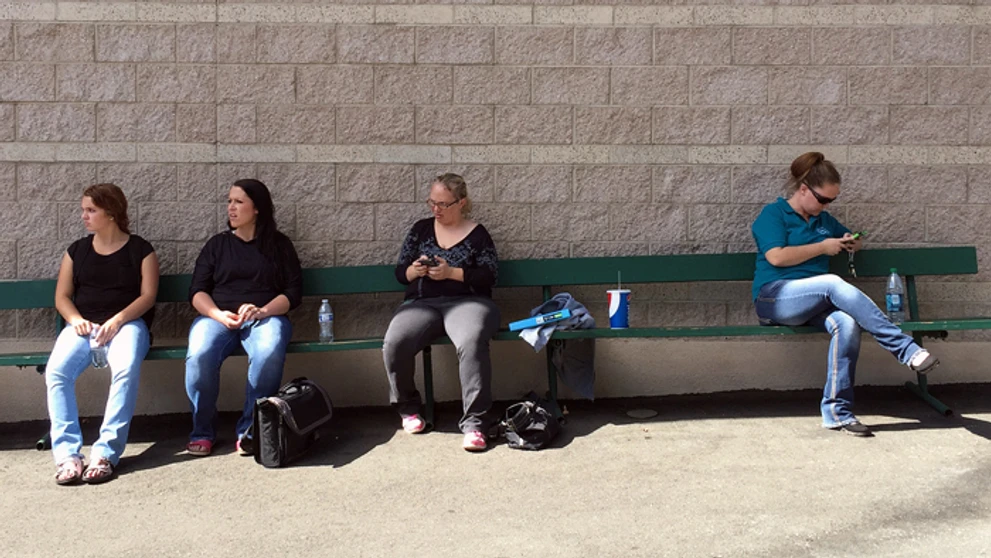 Čakajúce študentky po streľbe v škole Umpqua Community College v štáte Oregon.