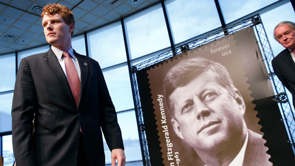 Joseph P. Kennedy III. a americký prezident John F. Kennedy na známke pri príležitosti 100. výročia narodenia.