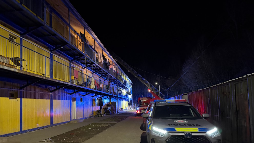 Zásah hasičov pri požiari bytového domu vo Svidníku.