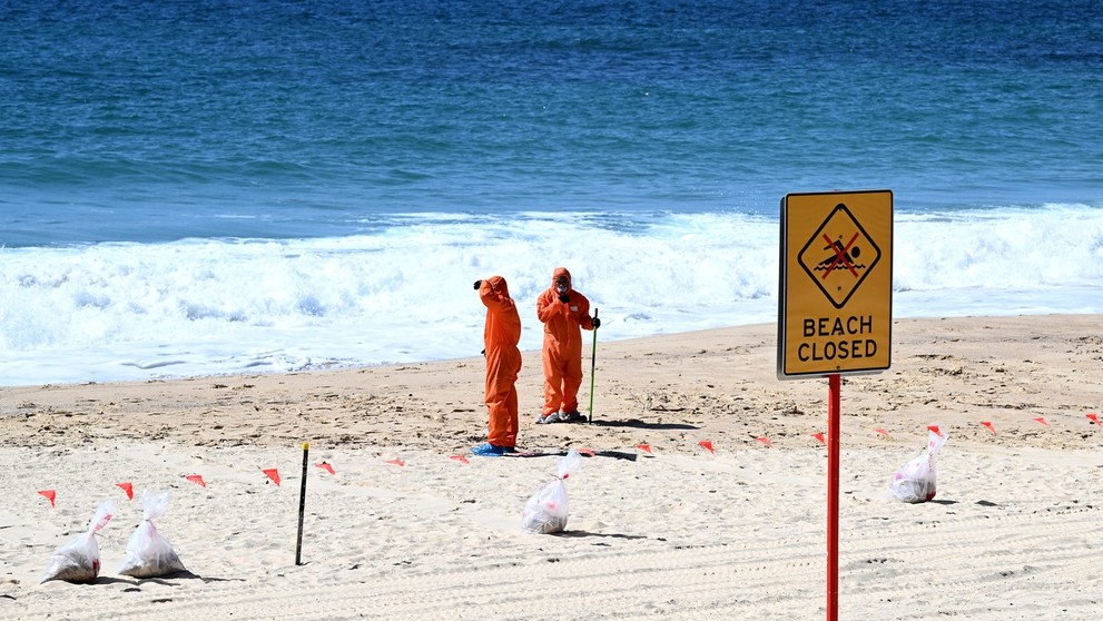 Záhadné čierne gule vyplavené na pláži v Sydney.