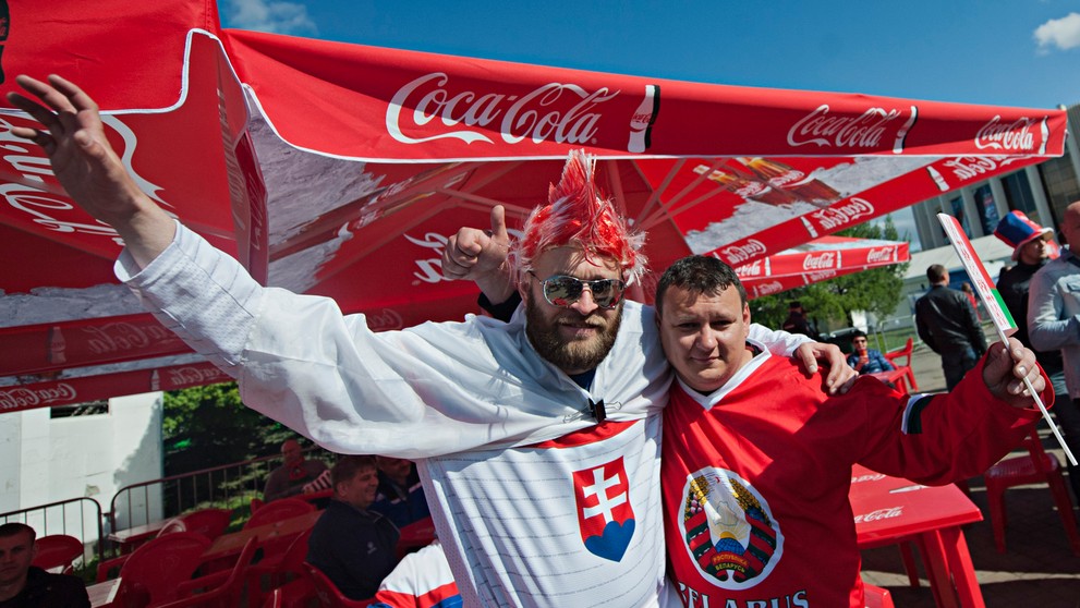 Slovenský a bieloruský fanúšik pred vzájomným zápasom v Petrohrade.