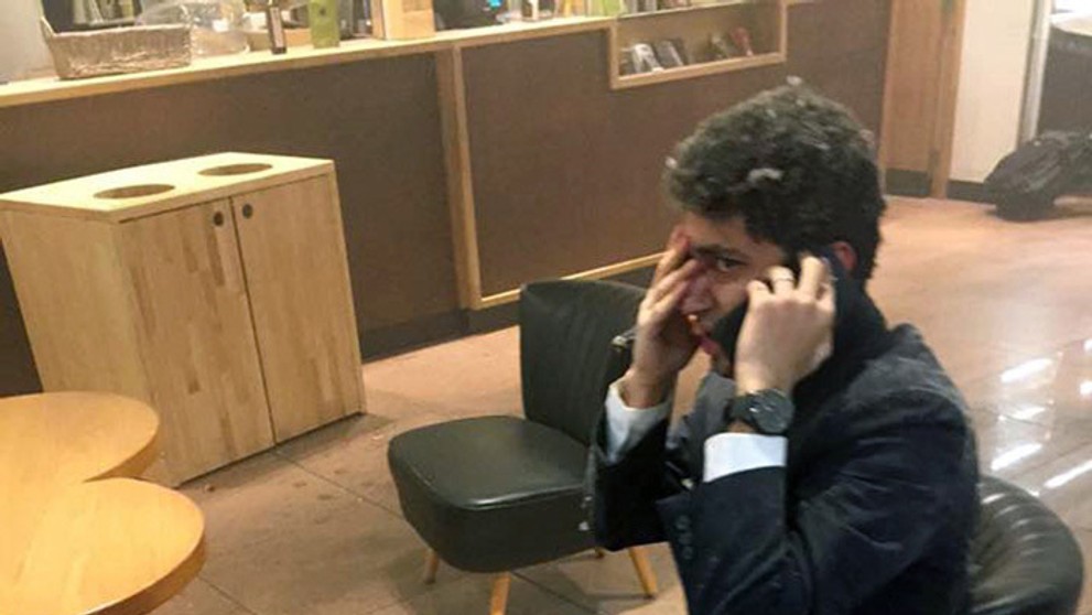  Muž telefonuje po útoku na bruselskom letisku Zaventem. 