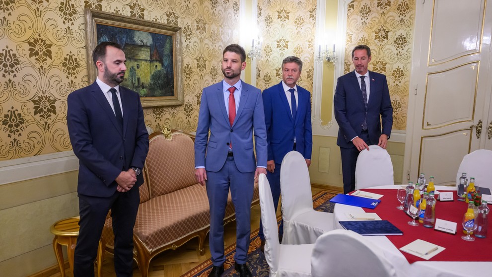 Stretnutie premiéra a ministra financií s lídrami opozície.