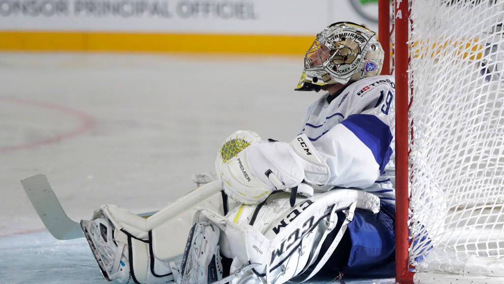 Francúzsky gólman Florian Hardy po góle v dueli MS 2017 proti Kanade.