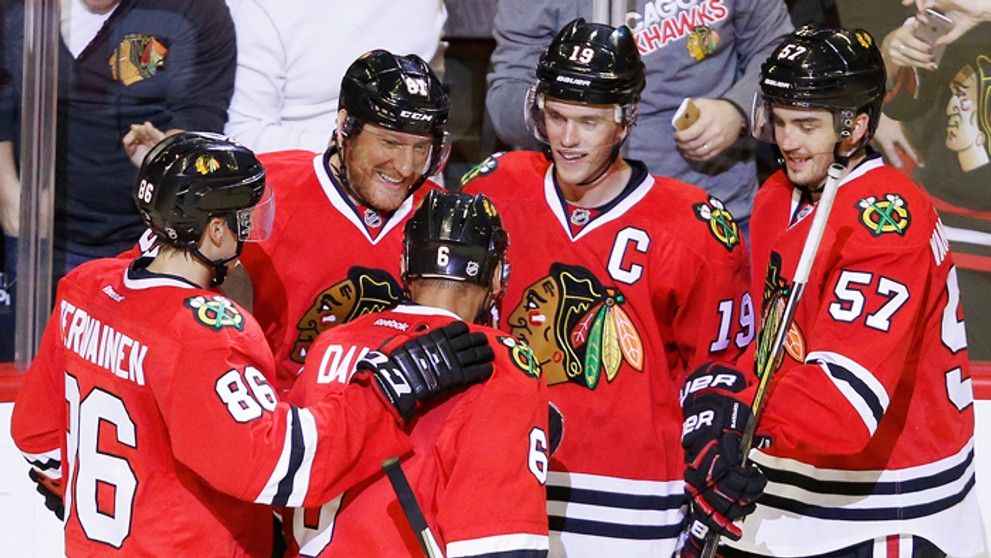 Marián Hossa sa teší so spoluhráčmi po strelení gólu.