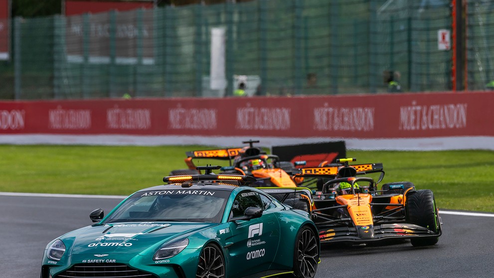 V úvode pretekov sa na trati objavilo aj safety car.