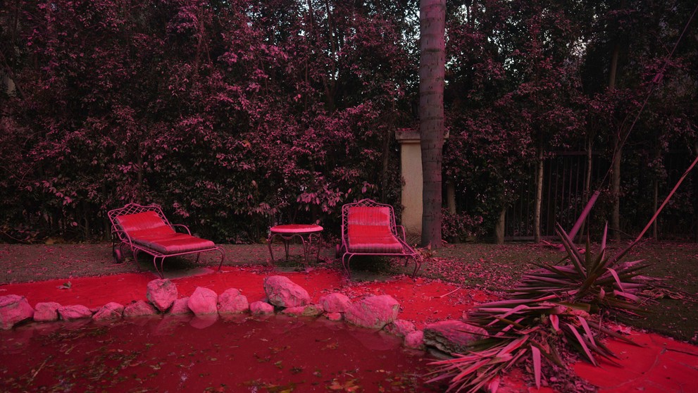 V Los Angeles zhadzujú lietadlá ružový prášok