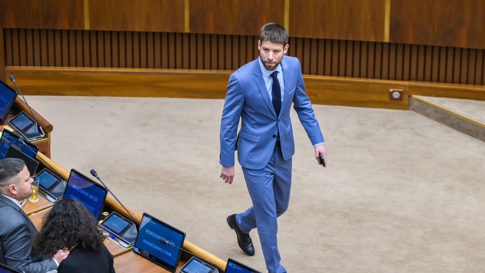 Michal Šimečka (Progresívne Slovensko) počas pokusu o otvorenie schôdze k odvolávaniu vlády premiéra.