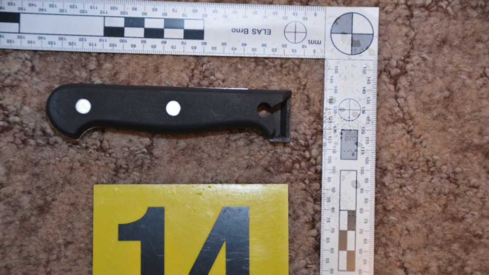 Rukoväť noža, ktorou Ľubomír bodol manželku Andreu.