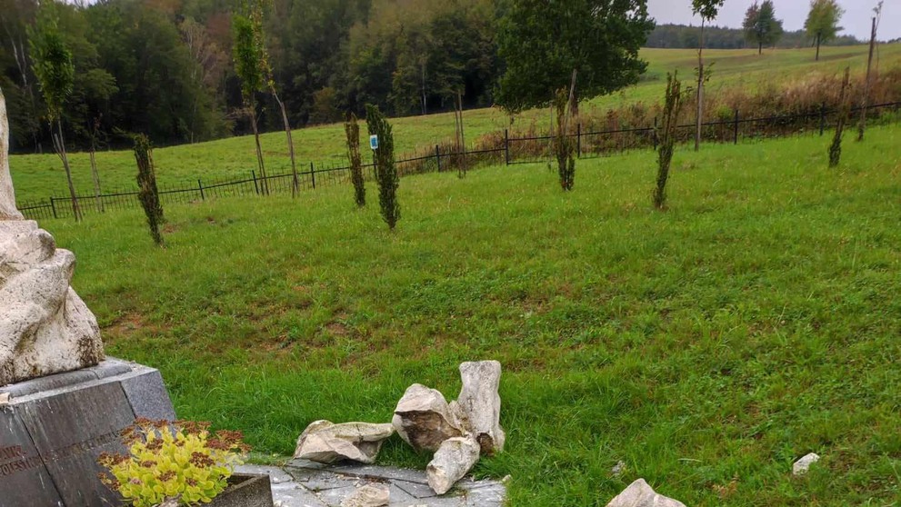 Zničený pamätník s názvom Návrat po zemetrasení