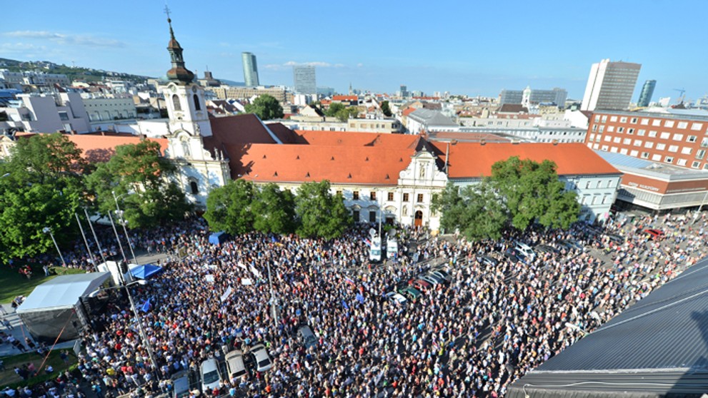 Pohľad na druhý Veľký protikorupčný pochod na Námestí SNP v Bratislave. 