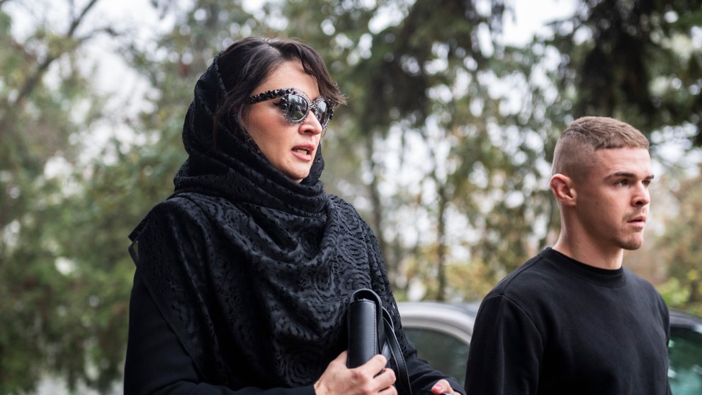 Na súd prišla zahalená v čiernom