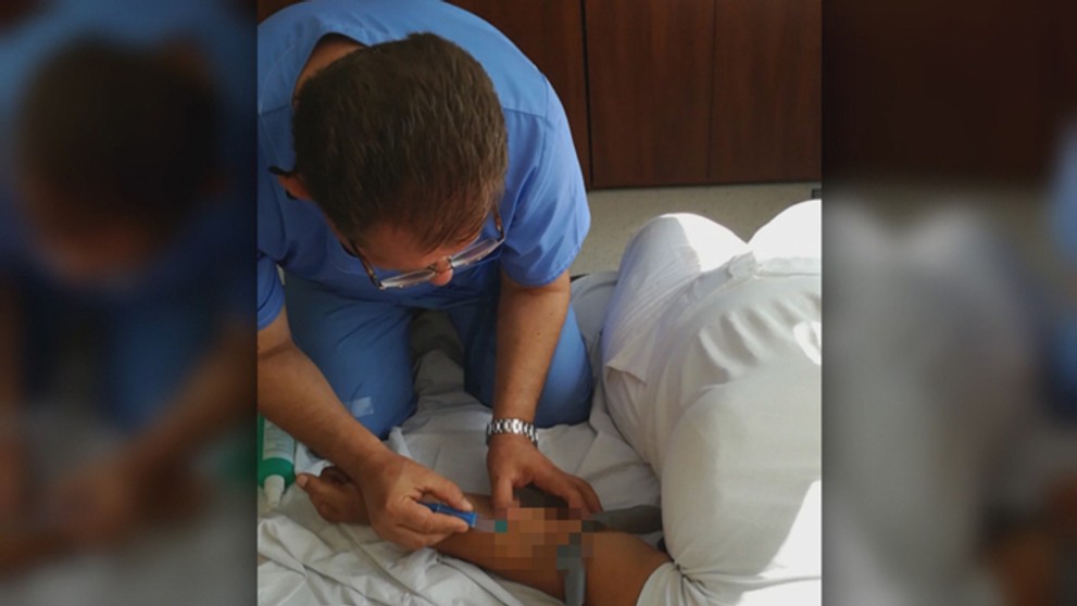 Kuchár Ivan Biháry v lekárskom oblečení pichal klientom domova seniorov IRIS lieky do žily.