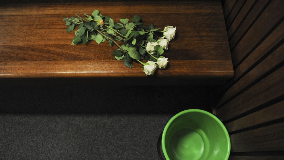 Ruže a vedro, ktoré zostali na mieste, kde sedel na súde Oscar Pistorius v Pretórii.