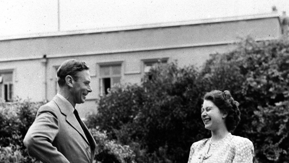 Na snímke z 20. augusta 1946 britská princezná Alžbeta a jej otec, britský kráľ Juraj VI. vo Windsore. 