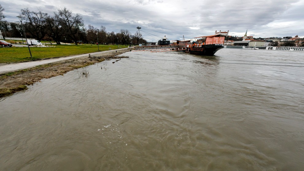Pohľad na vysokú hladinu rieky Dunaj na Tyršovom nábreží v Bratislave.