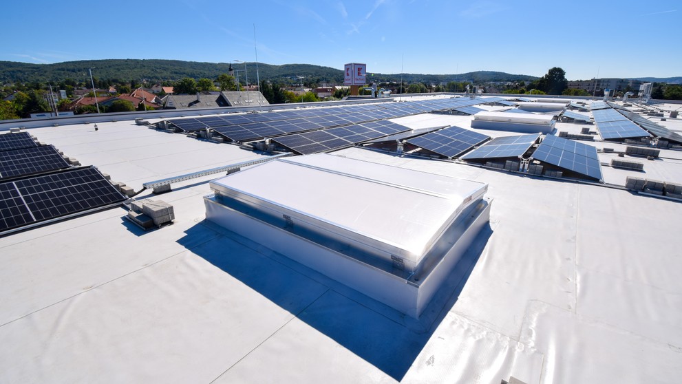 Fotovoltické panely na streche Kauflandu.