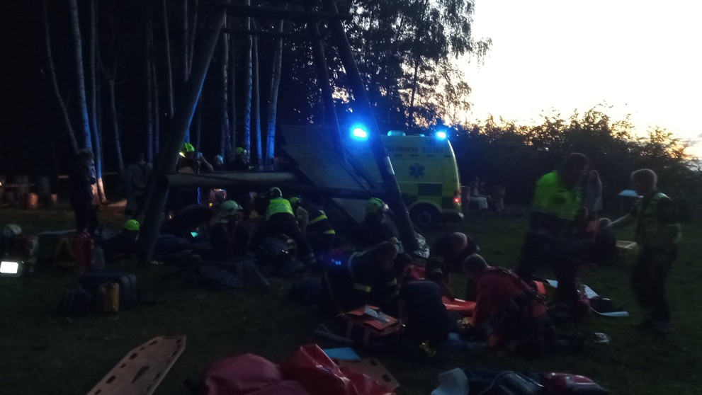 Záchranári a hasiči zasahujú na mieste nešťastia.