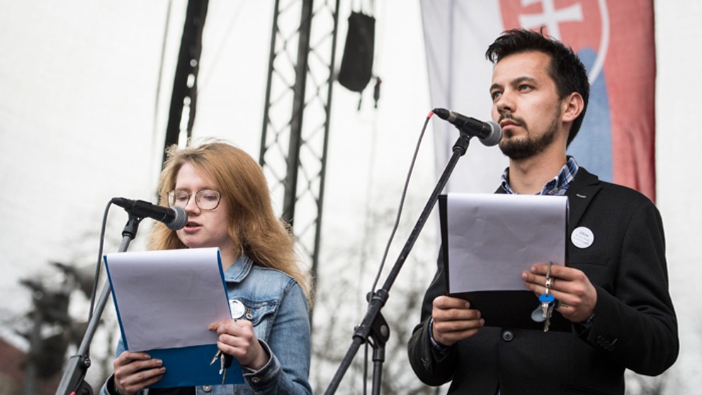 Karolína Farská a Juraj Šeliga z iniciatívy Za slušné Slovensko počas zhromaždenia. 