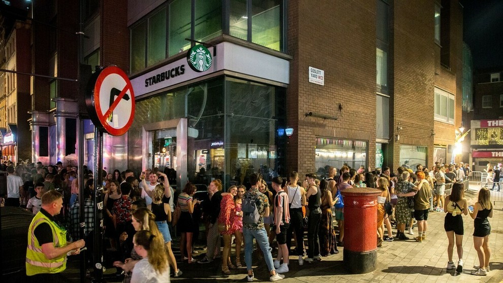 Uvoľnenie opatrení v Anglicku vzali mladí útokom