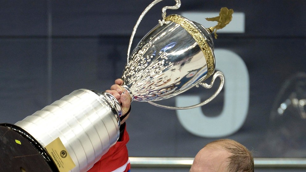 Putin po výhre prebral pohár pre víťaza.