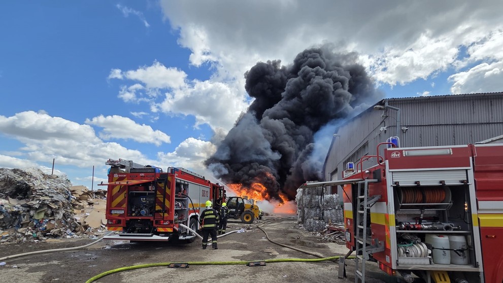 Požiar haly v Bajči