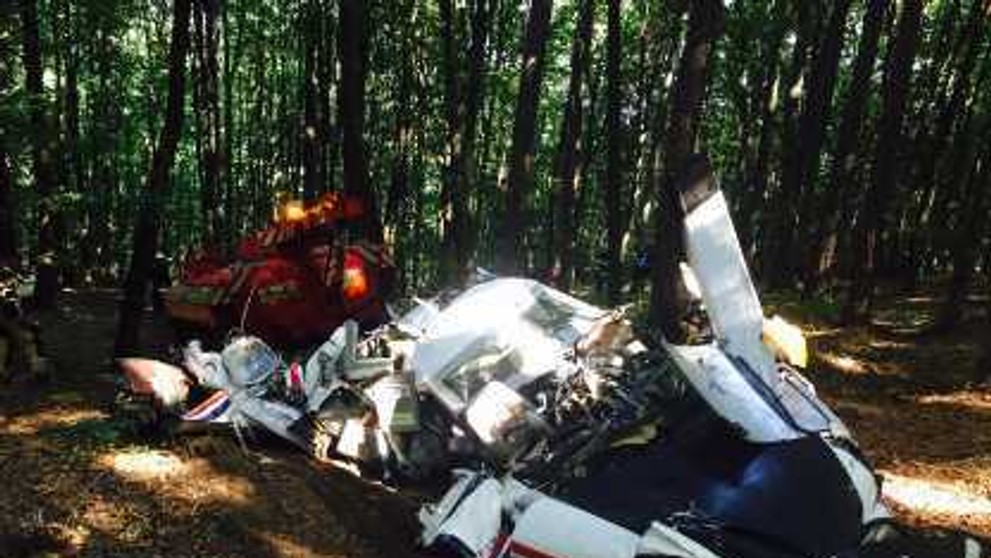 Vrak druhého lietadla odpratávajú deň po nešťastí.