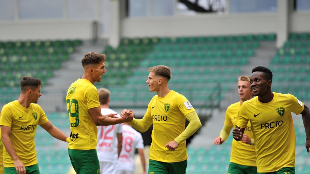 Radosť z gólu hráčov Žiliny v 11. kole Fortuna ligy proti Liptovskému Mikulášu.