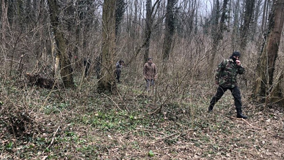 Policajti prehľadávajú Mačiansky háj.