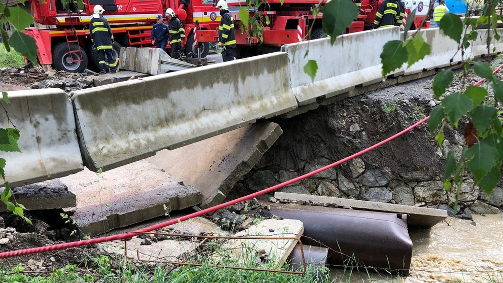 V Kysuckom Lieskovci voda strhla most.