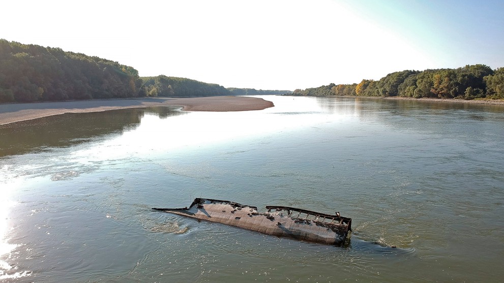 Vrak potopenej lode z 2. svetovej vojny sa pre nízku hladinu Dunaja vynoril aj pri maďarskej obci Vamosszabadi.