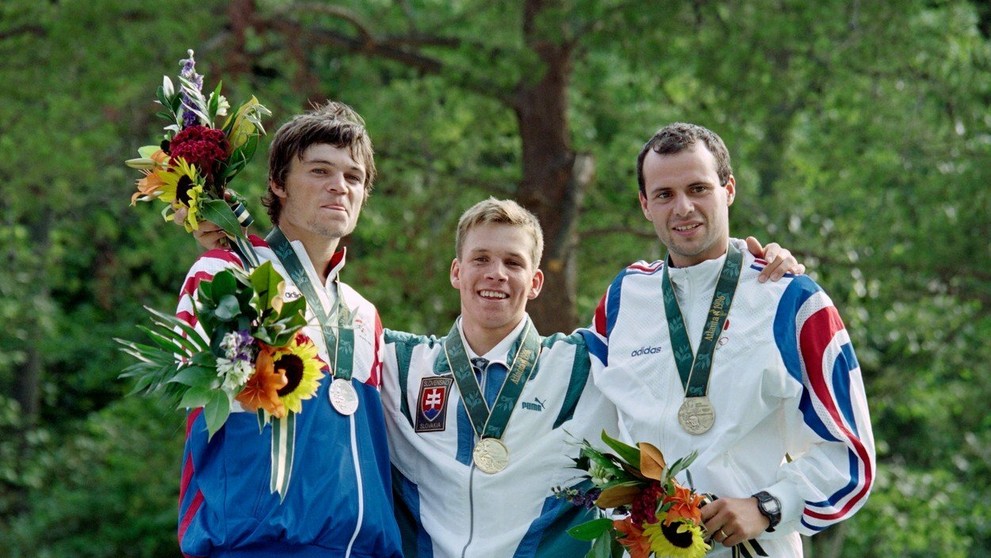 Anastasia Kuzminová ukazuje na stupni víťazov zlatú medailu po triumfe v šprinte na 7,5 km trati v biatlone žien na ZOH 2010 vo 