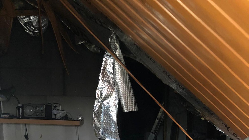 Zničené priestory po požiari v penzióne v Sobranciach.