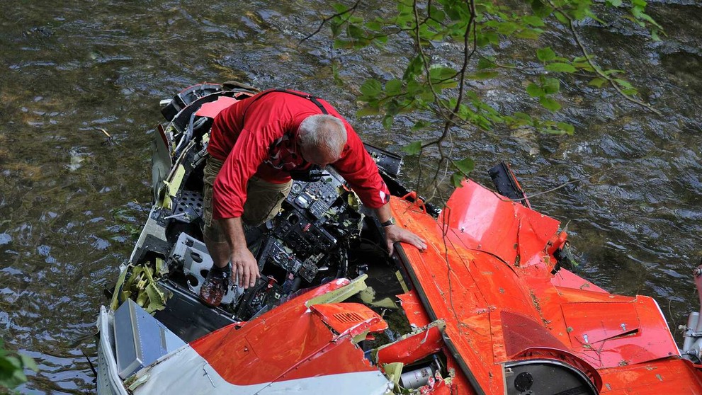Pohľad na vrak spadnutého vrtuľníka.