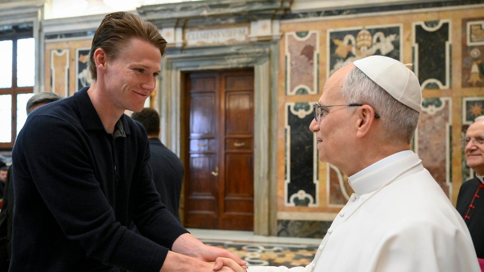 Hráč SSC Neapol Scott McTominay s pápežom Levom XIV.