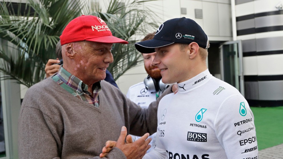 Jazdec F1 Ayrton Senna drží nad hlavou veniec pre víťaza po triumfe na pretekoch v Norimbergu, vľavo Niki Lauda (13. mája 1984).