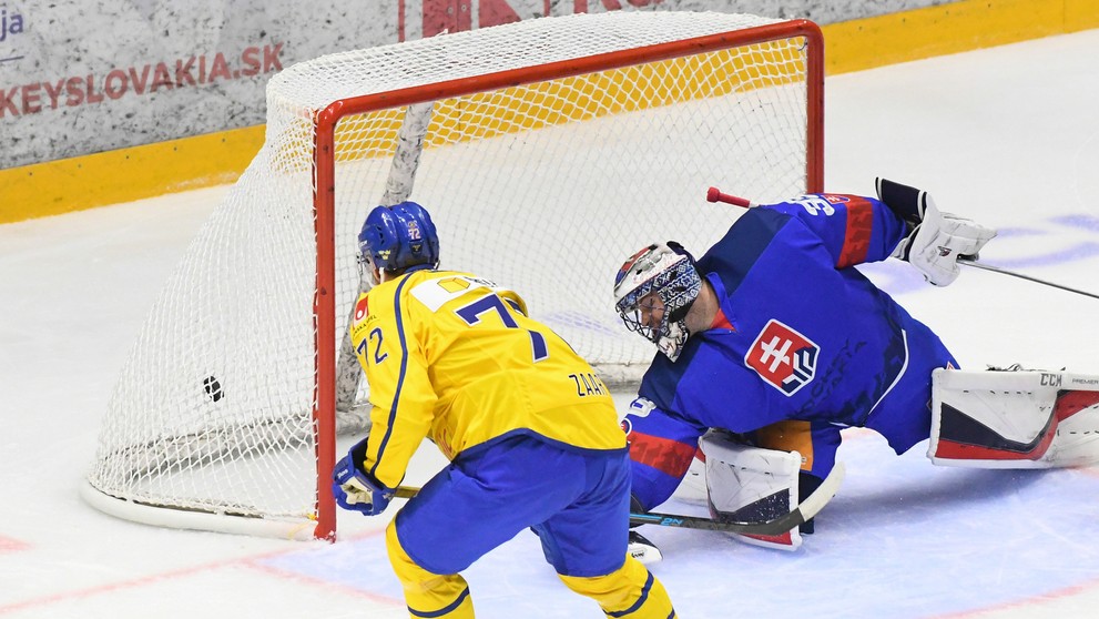 Zľava Švéd Jesper Boqvist a Michal Sersen bojujú o puk v prípravnom zápase.